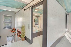 Interior - Make Memories - hot tub, pool, beaches, putting green, fire pit…  (Simons Island)