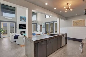 Interior - Make Memories - hot tub, pool, beaches, putting green, fire pit…  (Simons Island)