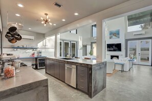 ثلاجة، ميكروويف، فرن، موقد طهي مسطح