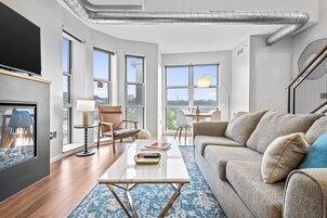 City tetőtéri szoba, 1 hálószobával, nemdohányzó, erkély (Self Check-in with Virtual Front Desk) | Nappali | Okostévé és pingpongasztal