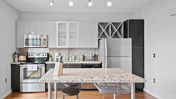 Full-sized fridge, microwave, oven, stovetop