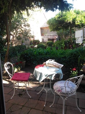Outdoor dining - Large bedroom (3 + 1 baby ) & Dining area in a country village -  (Lézat-sur-Lèze)
