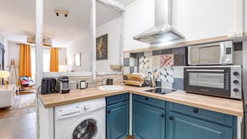 Fridge, microwave, oven, coffee/tea maker