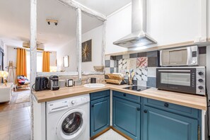 Kjøleskap, mikrobølgeovn, ovn og kaffetrakter/tekoker