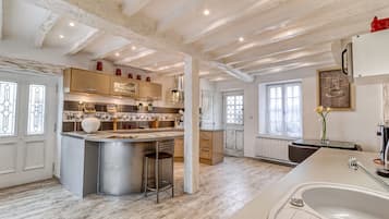 Refrigerador, microondas, horno y lavavajillas