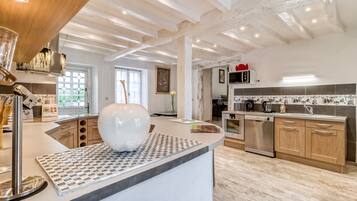 Refrigerador, microondas, horno y lavavajillas