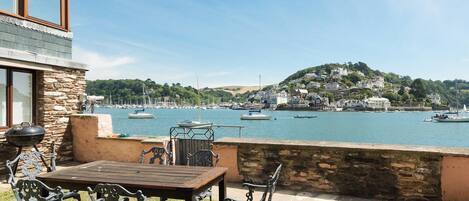 تناول الطعام بالخارج