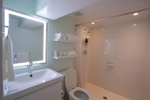 Dusche, Haartrockner, Handtücher, Seife