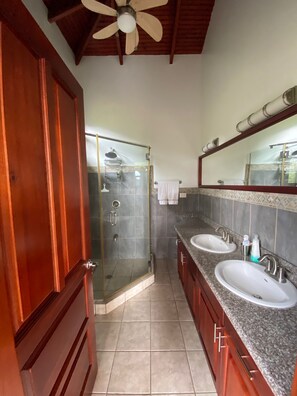 Dusche, Handtücher, Seife, Toilettenpapier