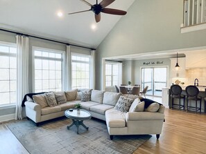 TV connectée, cheminée, jeux vidéo, lecteur de DVD