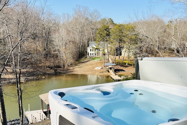 Banyera d'hidromassatge a l'aire lliure