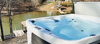 Waterfront Lake Norman - Sleeps 10, Hot Tub, 2kayaks, pedal boat, paddle board