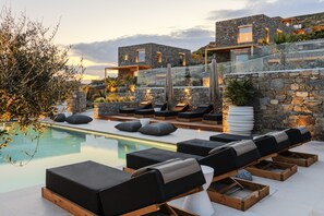 Una piscina al aire libre de temporada