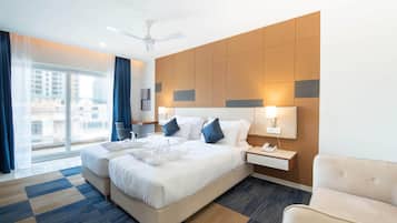 1 kamar tidur, minibar, meja kerja, dan ruang kerja ramah laptop