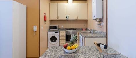 Kjøleskap, mikrobølgeovn, ovn og kokeplater