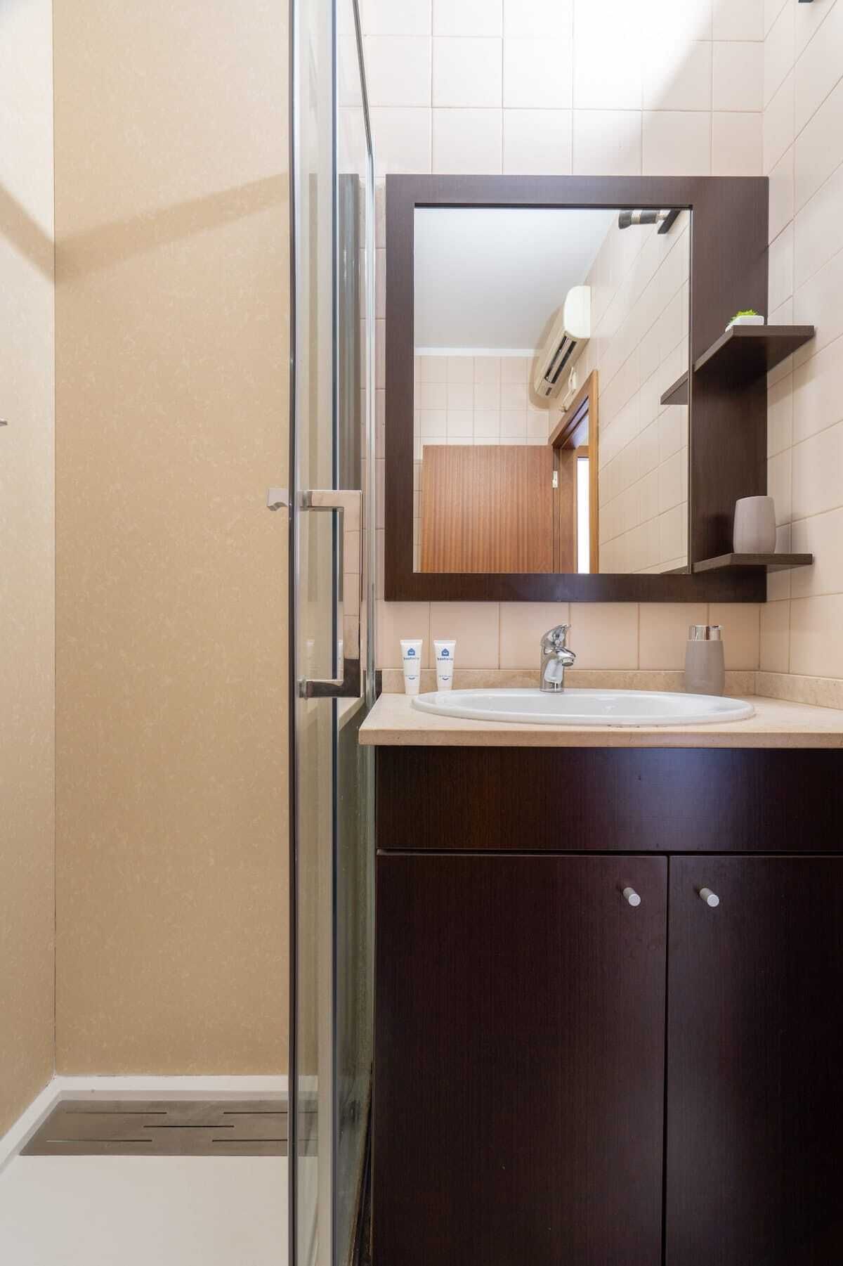 Shower, hair dryer, towels, shampoo