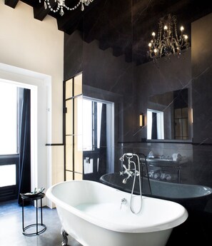 Habitación Deluxe | Baño | Amenidades de baño gratuitas, secadora de cabello, batas, toallas 