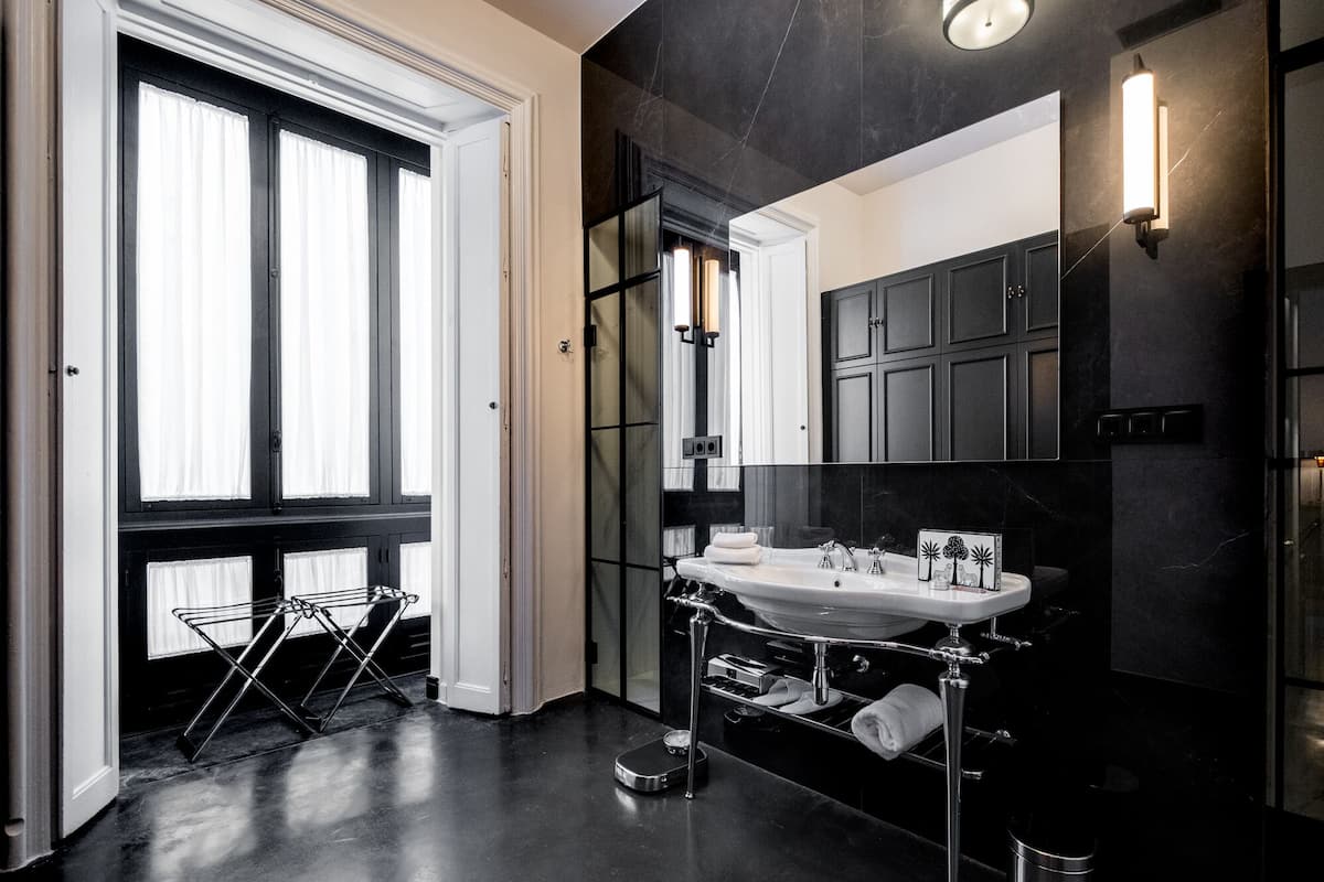 deluxe room | bathroom | free toiletries, hair dryer, bathrobes, towels