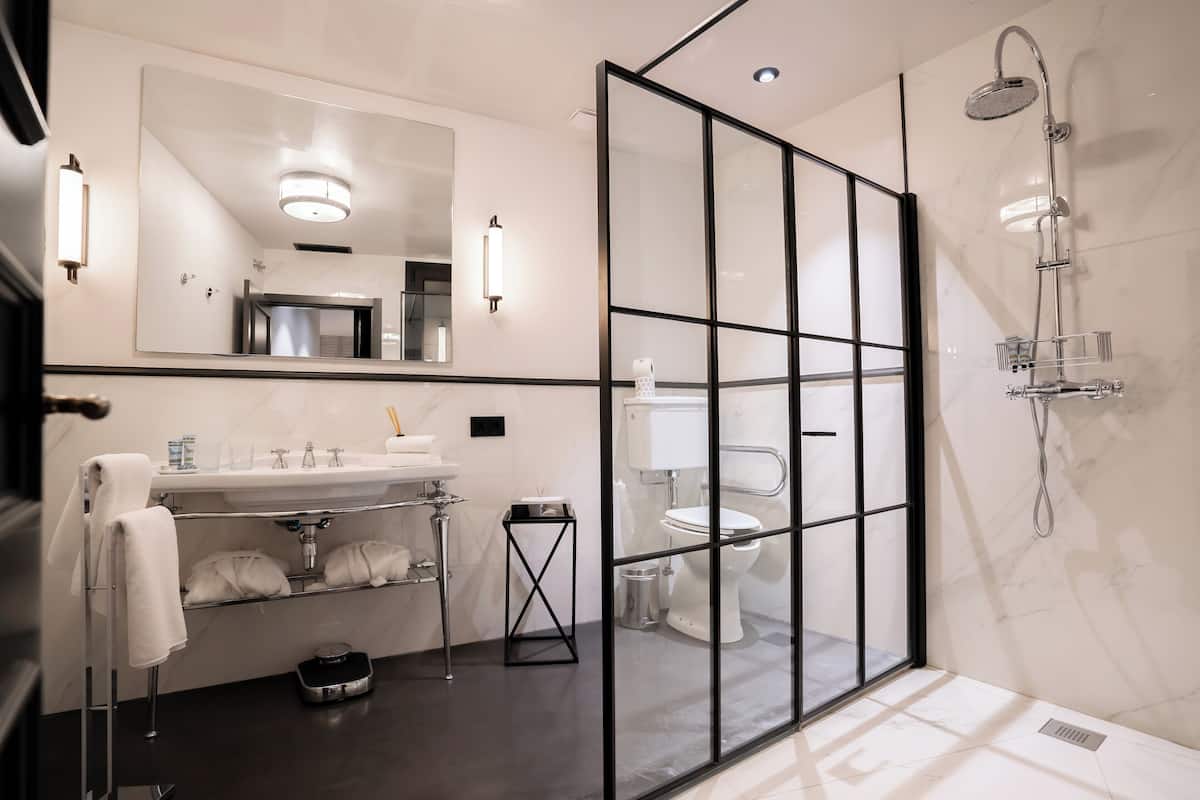 standard room | bathroom | free toiletries, hair dryer, bathrobes, towels