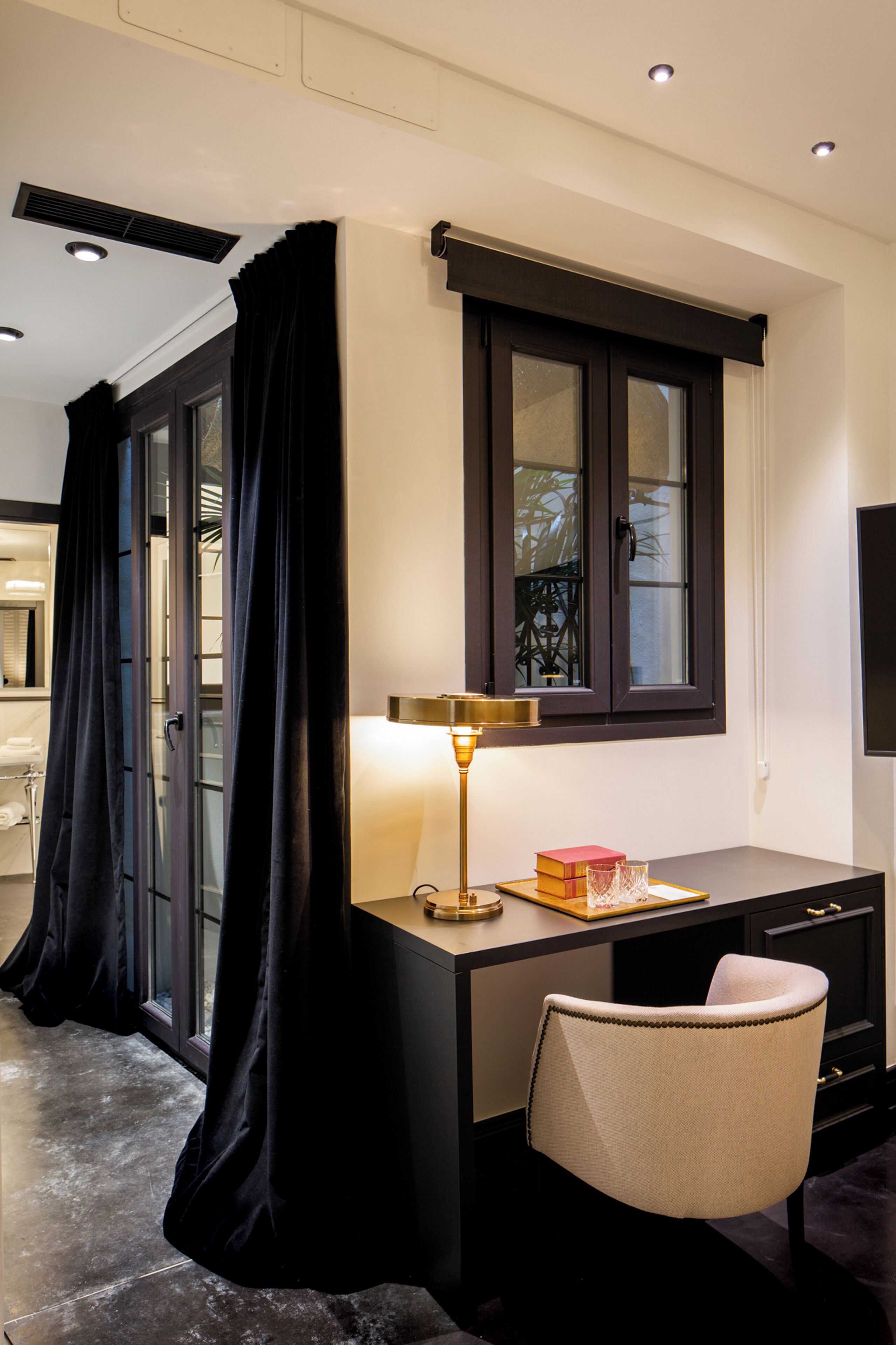 standard room | premium bedding, minibar, in-room safe, desk