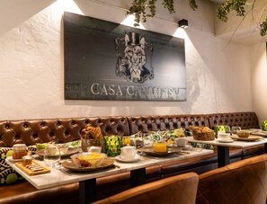 Desayuno a la carta todos los días (con cargo) 