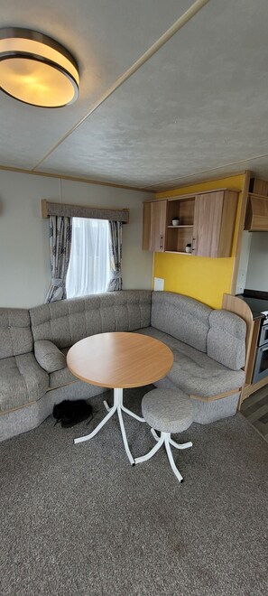Cabin | Dining - 3-bed Caravan in Walton on the Naze (Walton on the Naze)