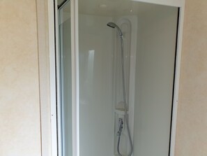 Ferienhütte | Badezimmer | Dusche, Haartrockner