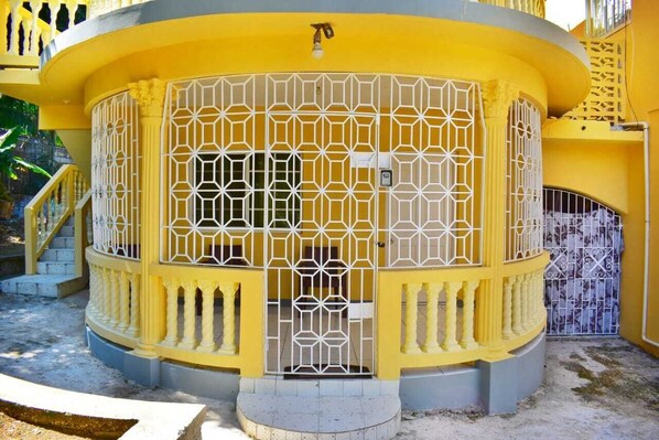 Exterior detail - 1 BEDROOM APARTMENT WITH AC/WIFI/CABLE CLOSE TO BEACH (Montego Bay)