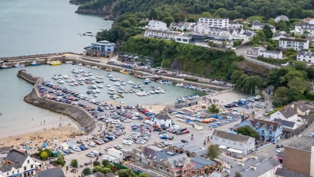 A coastal town with a marina, beach, and residential buildings. - Ivydene - Beautiful Cottage Stone Throw From Beach Wonderful Sea Views (Saundersfoot)