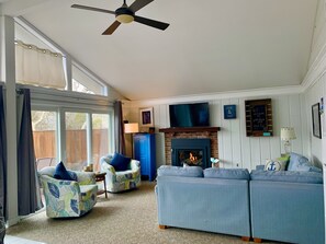 Smart-TV, Kamin, Tischfußball, Tischtennisplatte