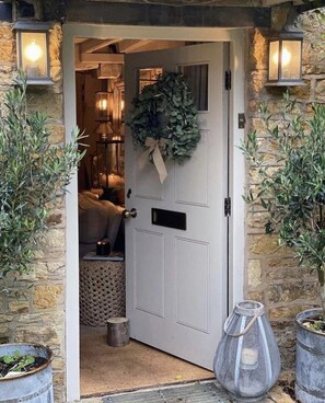 Exterior detail - Stunning Interior designed cottage (Chipping Campden)
