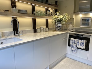 ثلاجة، ميكروويف، فرن، موقد طهي مسطح