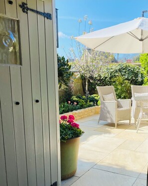 Terrace/patio - Stunning Interior designed cottage (Chipping Campden)