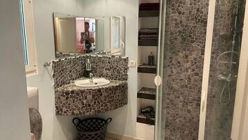 Douche, sèche-cheveux, serviettes fournies, savon