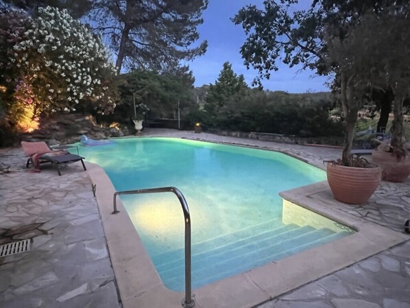 Utendørsbasseng og et oppvarmet basseng