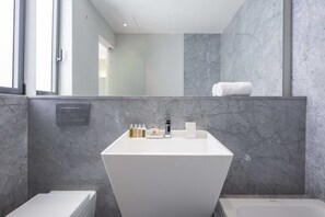 Baignoire, sèche-cheveux, serviettes fournies