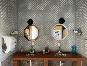 Ducha, cabezal de ducha tipo lluvia, toallas