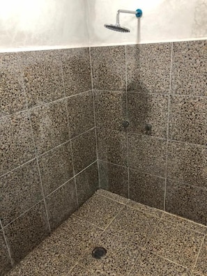 Een douche, een regendouche, handdoeken