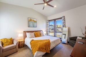 3 slaapkamers, een bureau, een strijkplank/strijkijzer, reisbedje