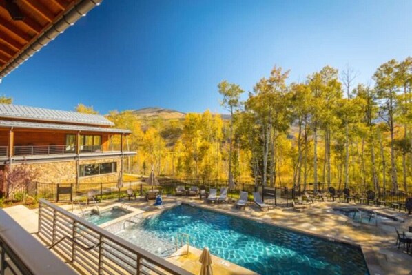 Een verwarmd zwembad