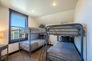 3 slaapkamers, een bureau, een strijkplank/strijkijzer, reisbedje