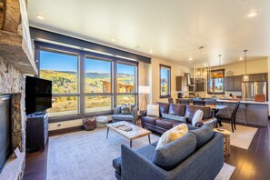 Smart-tv, een open haard en boeken