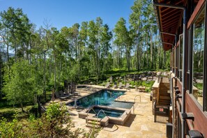 Een verwarmd zwembad