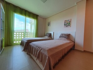 2 habitaciones, tabla de planchar con plancha y cuna de viaje 