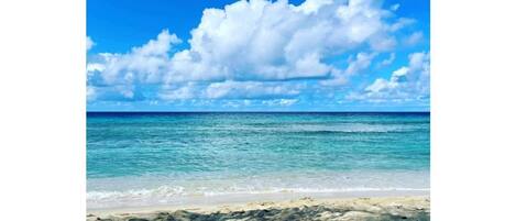 Una spiaggia nelle vicinanze