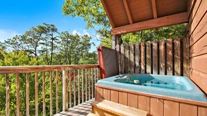 Une terrasse en bois avec un jacuzzi et un banc en bois.