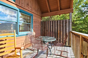 Outdoor dining - Three Bears-  Enjoy a panoramic view of the Cove Mountain range! 2 bed/2 bath cabin! (Gatlinburg)