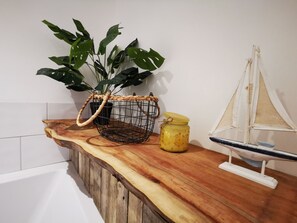 Nhà, phòng tắm riêng, quang cảnh một góc biển (beach side private estate) | Phòng tắm