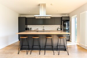 Bungalow, Ensuite | Shared kitchen | Highchair, kitchen islands