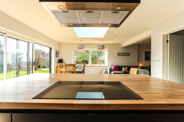 Bungalow, salle de bain attenante | Cuisine partagée | Chaise haute, îlot de cuisine